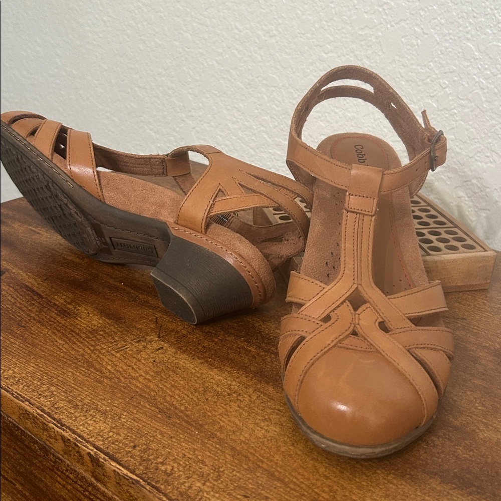 Aubrey' Sandal Cobb Hill
 Tan Leather T-Strap Low Heel Sandals - Picture 3 of 4